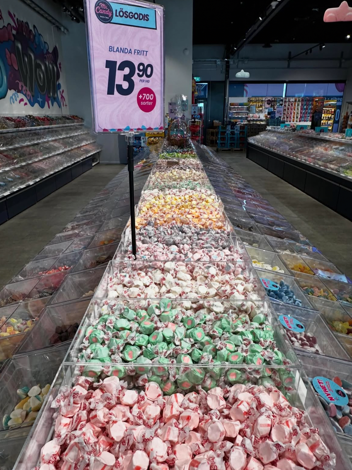 Överblick över lösgodisgången med hundratals sorter hos Mr. Candy