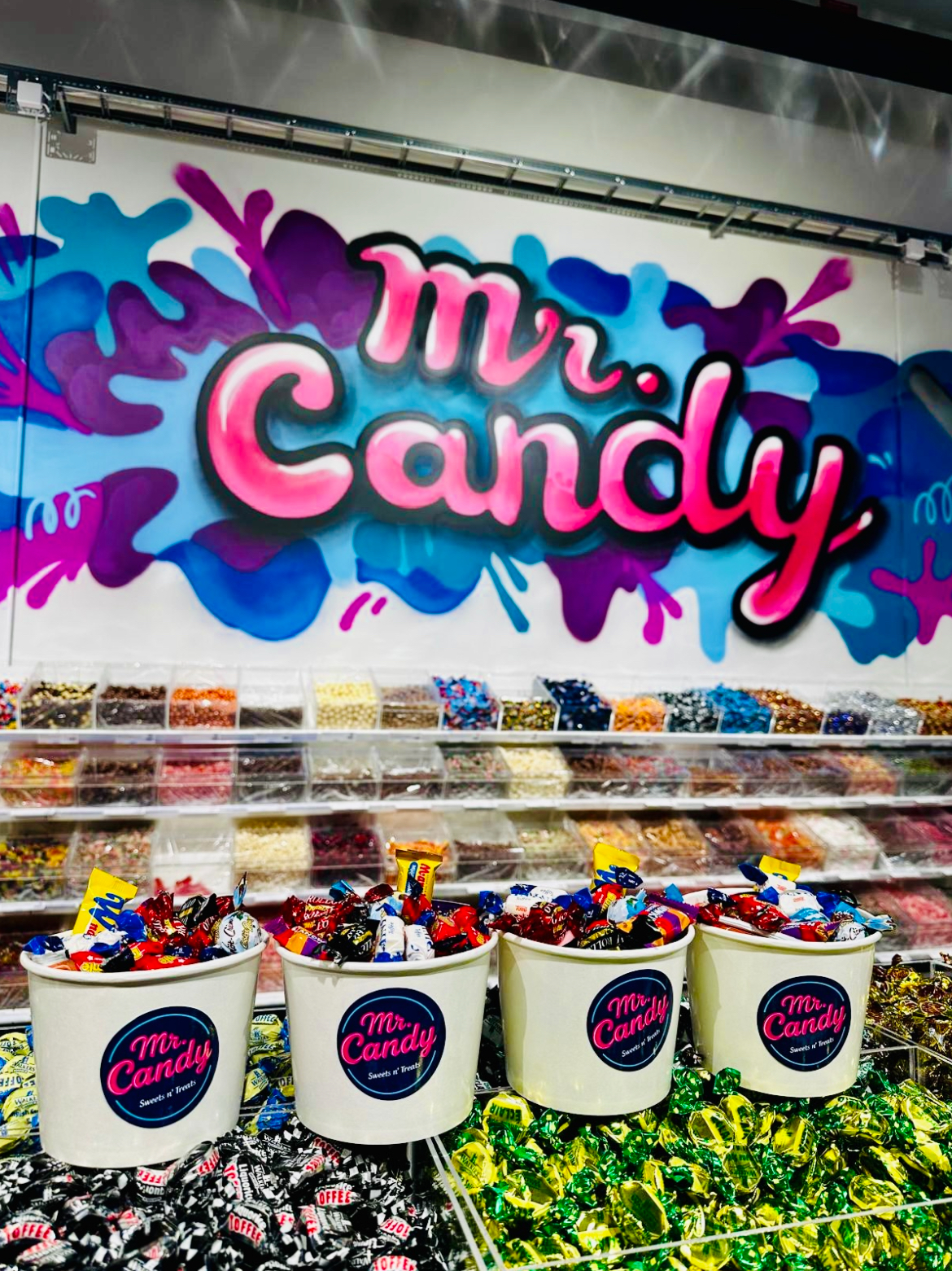 Mr. Candys väggmålning och godishyllor i butiken i Habo