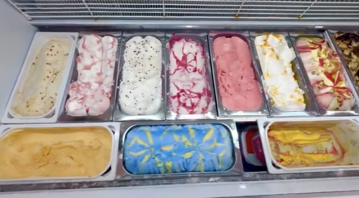Färgglada glasskulor i frysdisken