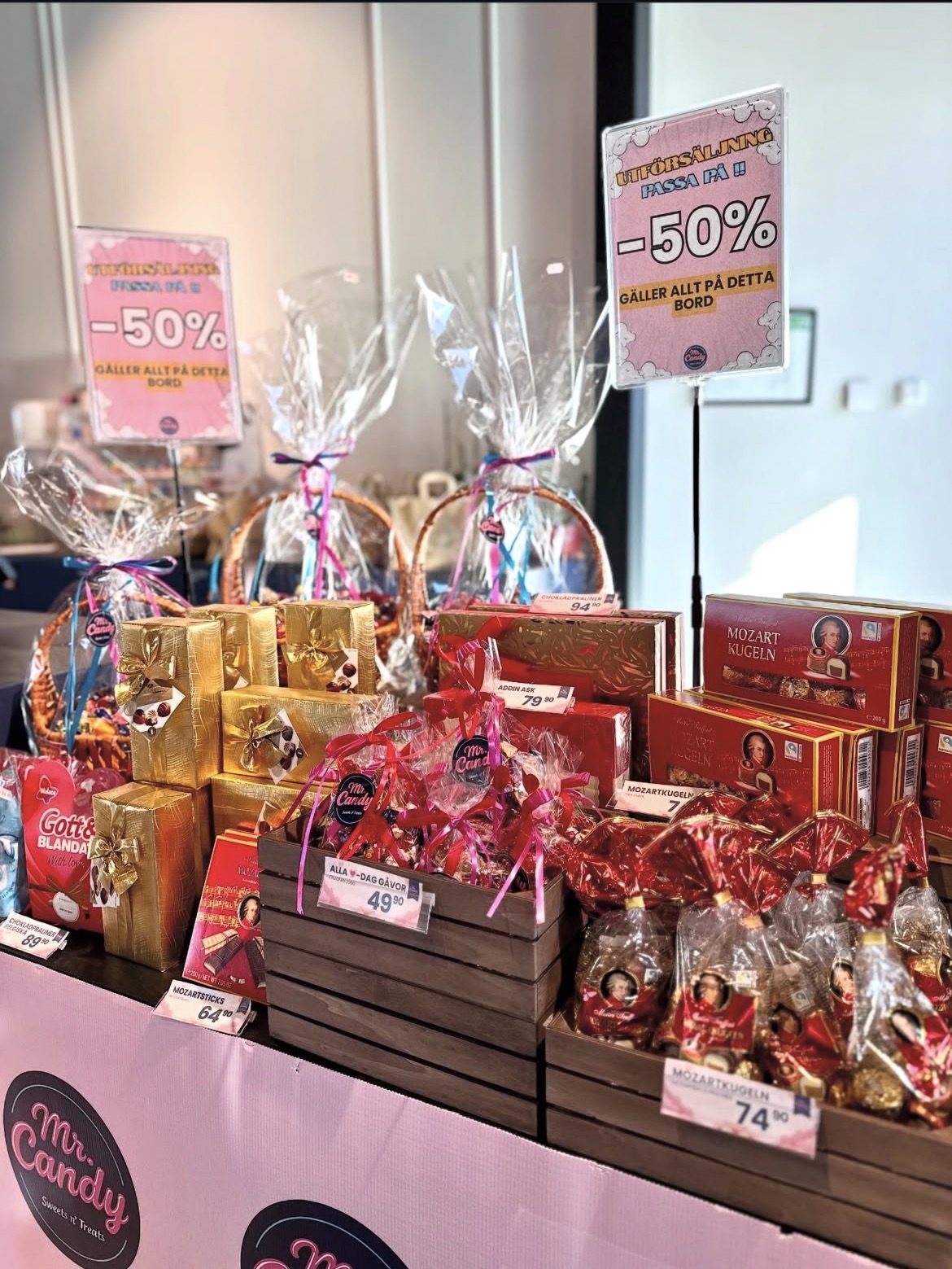 Presentbord hos Mr. Candy med chokladaskar, presentkorgar och kampanjskyltar